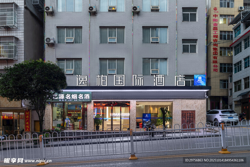 城市街边的多层商业建筑
