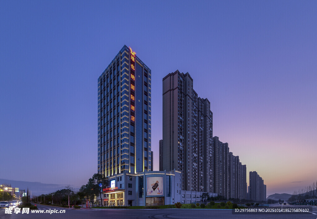 城市夜幕下的高楼建筑群