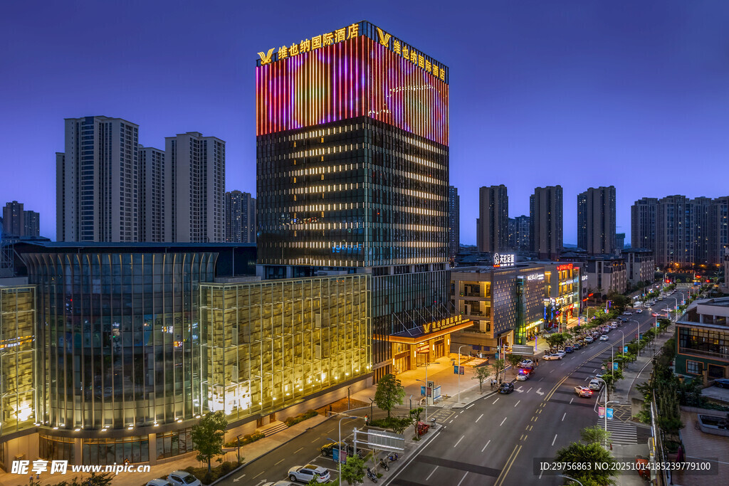 城市璀璨夜景中的高楼