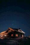 雪夜中的温馨灯火小屋