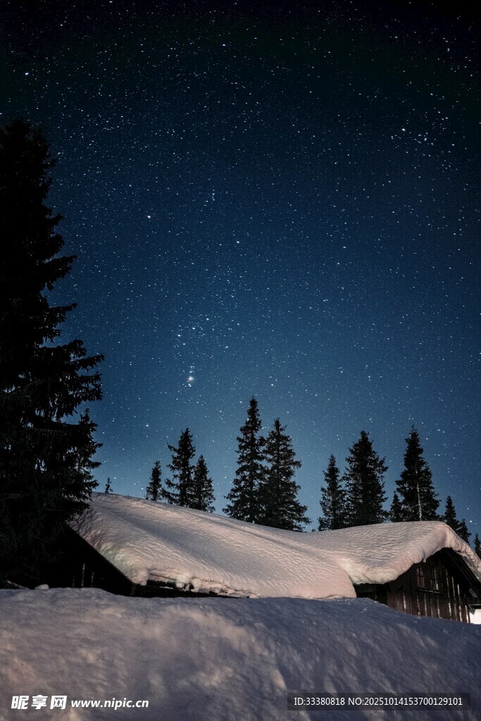 雪夜山林中的静谧小屋