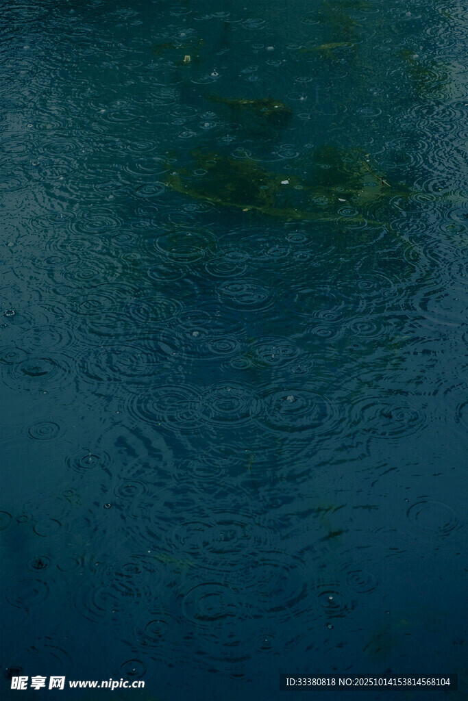 碧波荡漾的水面景象
