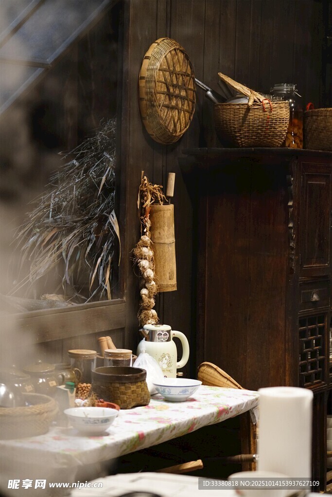 复古厨房场景中的烹饪器具