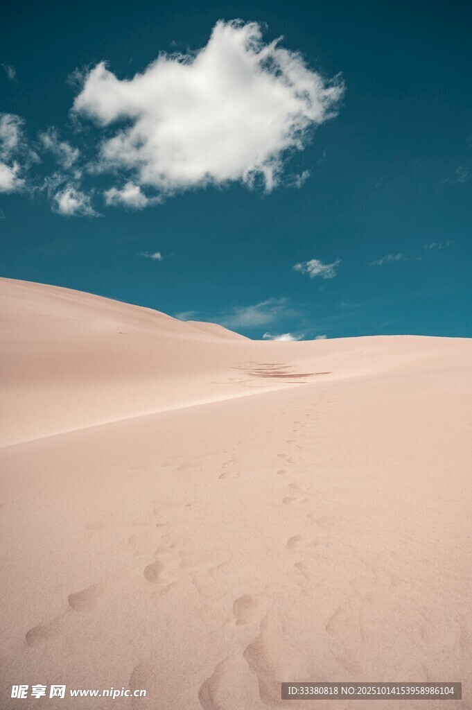 沙漠蓝天间的宁静美景