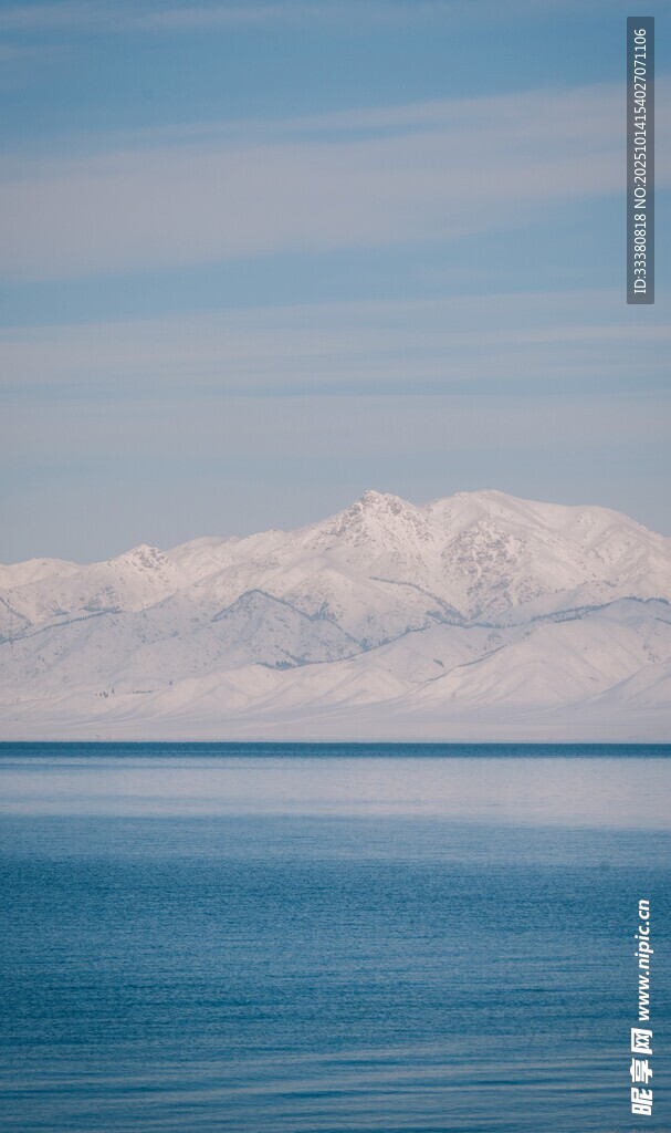 广阔海面与远处雪山景观