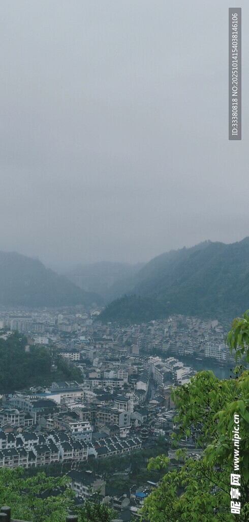 俯瞰山间城镇美景