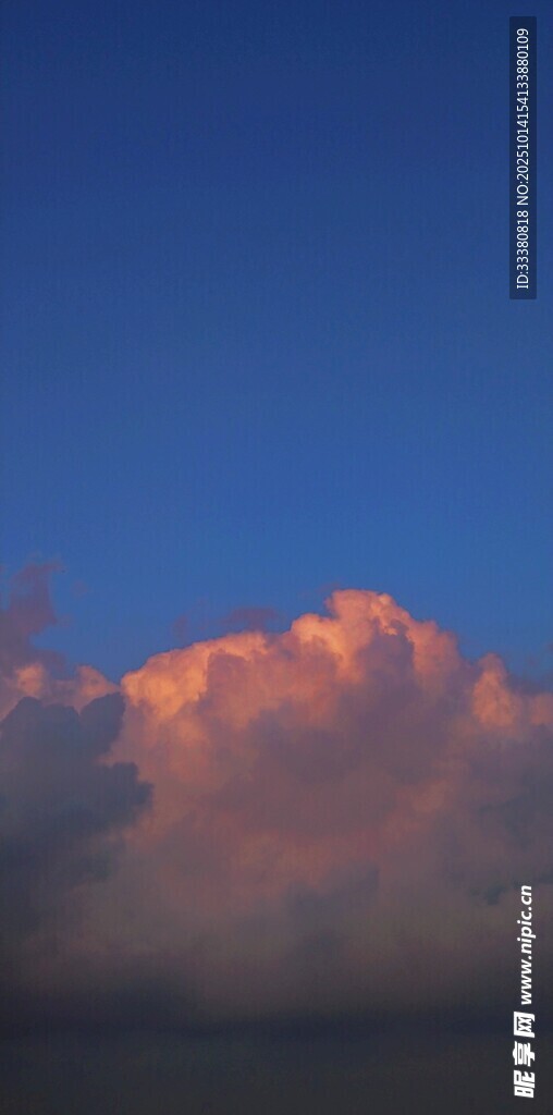 夕阳下的绚丽云朵