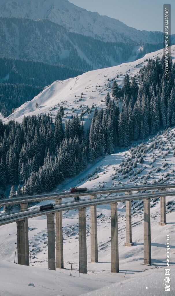 雪山公路上的行驶车辆