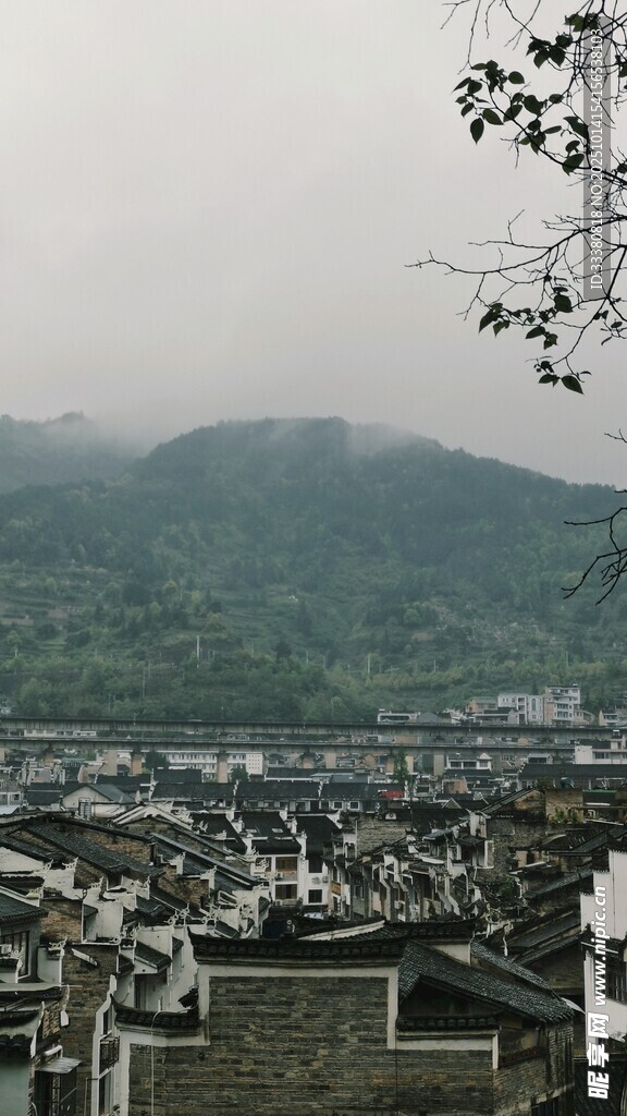 俯瞰山间村落景色