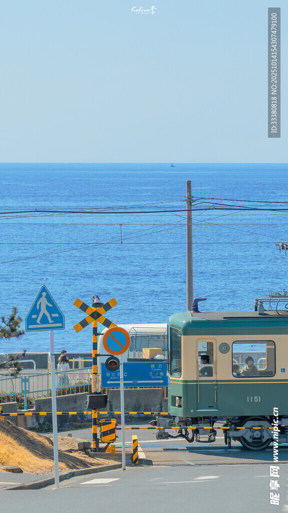 海边铁道上行驶的复古列车