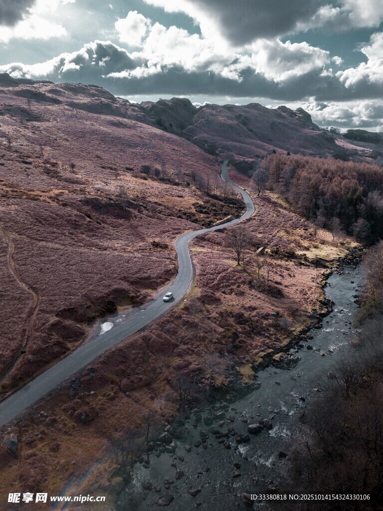 山间蜿蜒河流壮丽景观