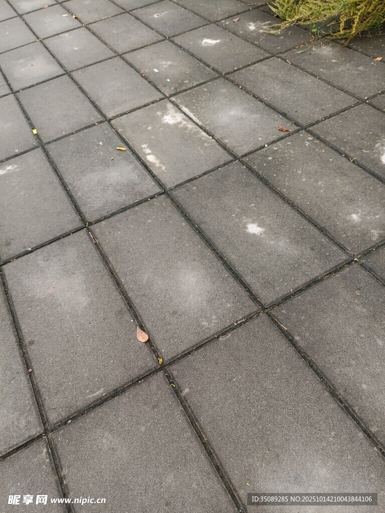 灰色方形铺砖地面