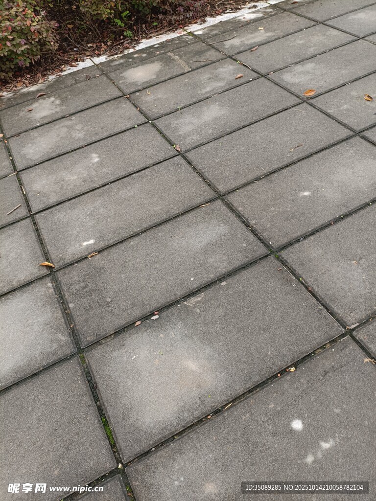 户外灰色方形石板路面