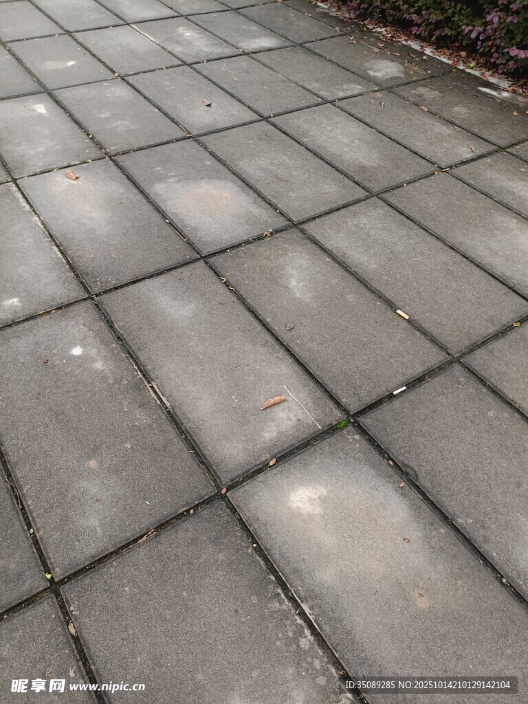 灰色方形拼接户外地砖