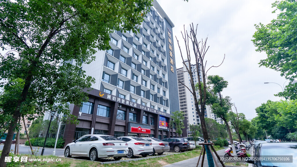 城市街边的现代多层建筑