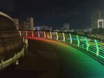 夜晚桥上绚丽多彩的灯光