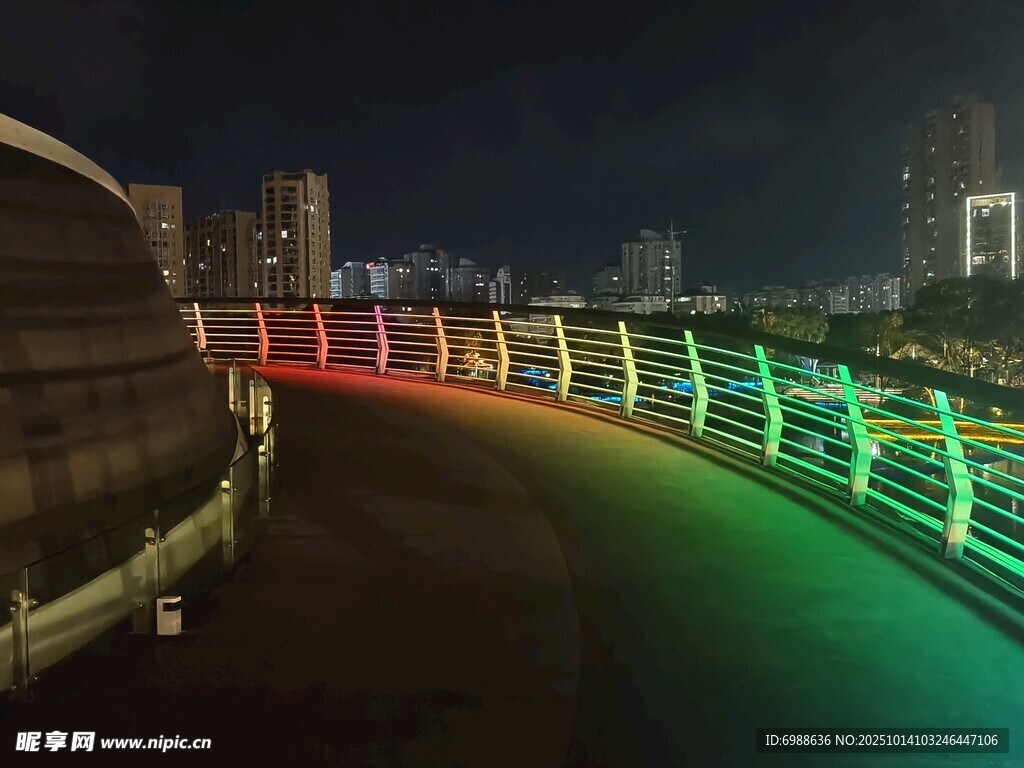 夜晚桥上绚丽多彩的灯光