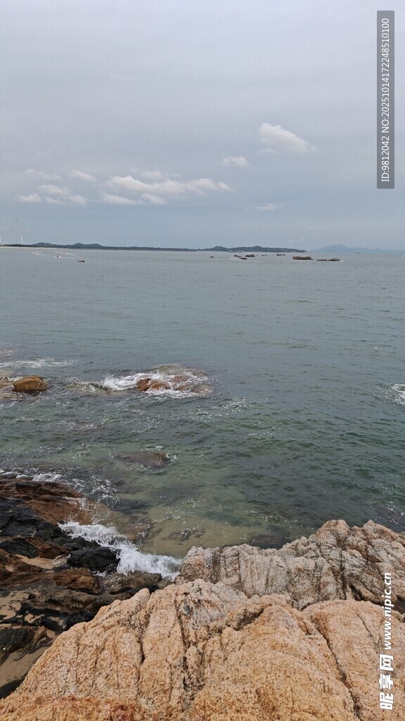 海边嶙峋岩石与清澈海水