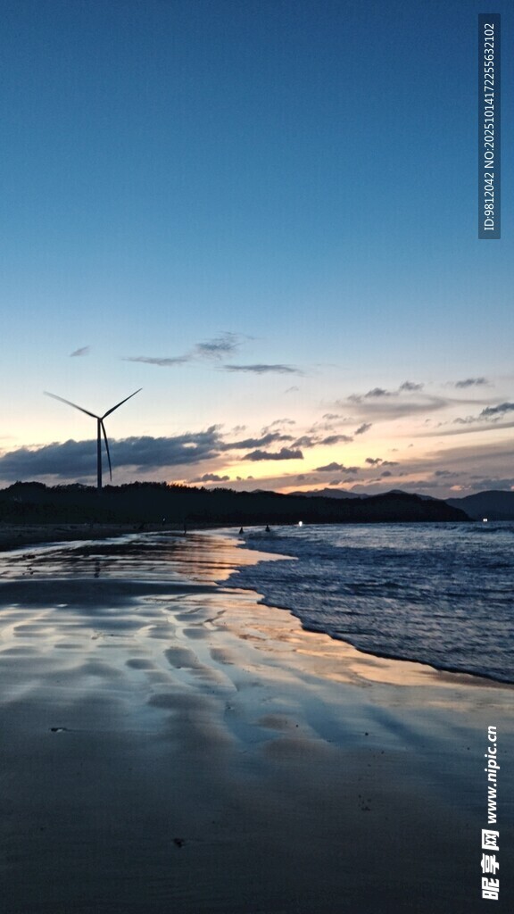 海边日落美景  风车映余晖
