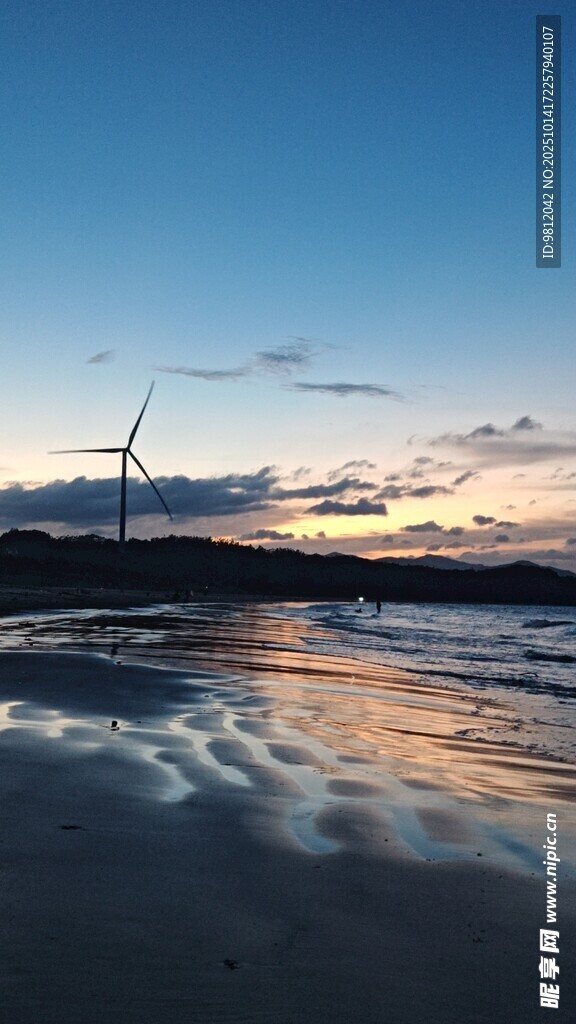 海边日落与风车美景