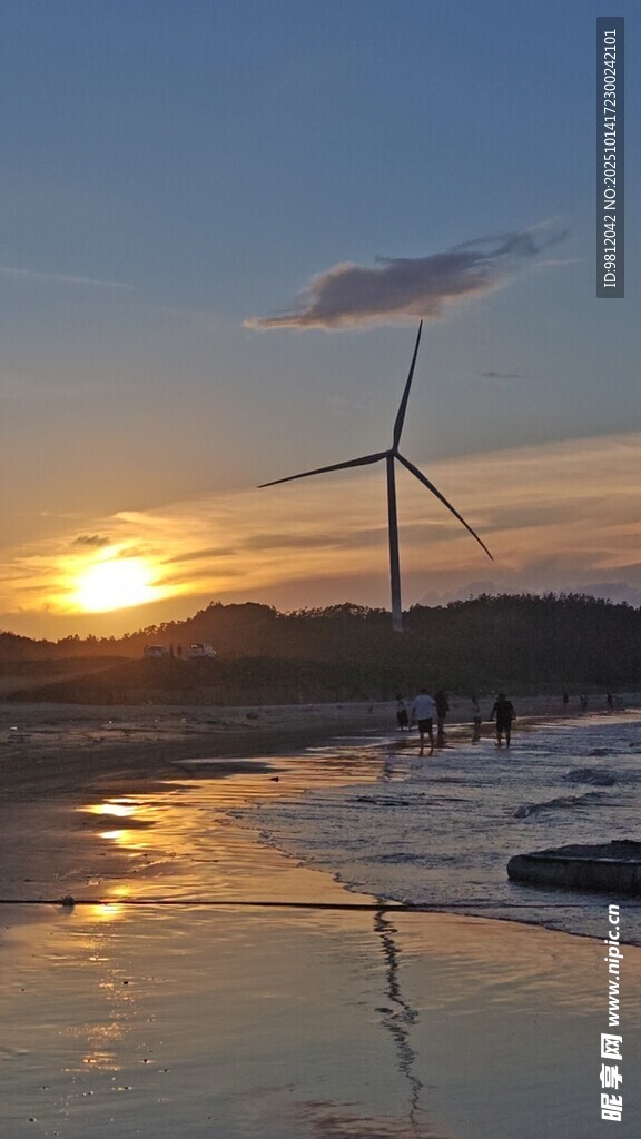 夕阳下的海边风力发电景观