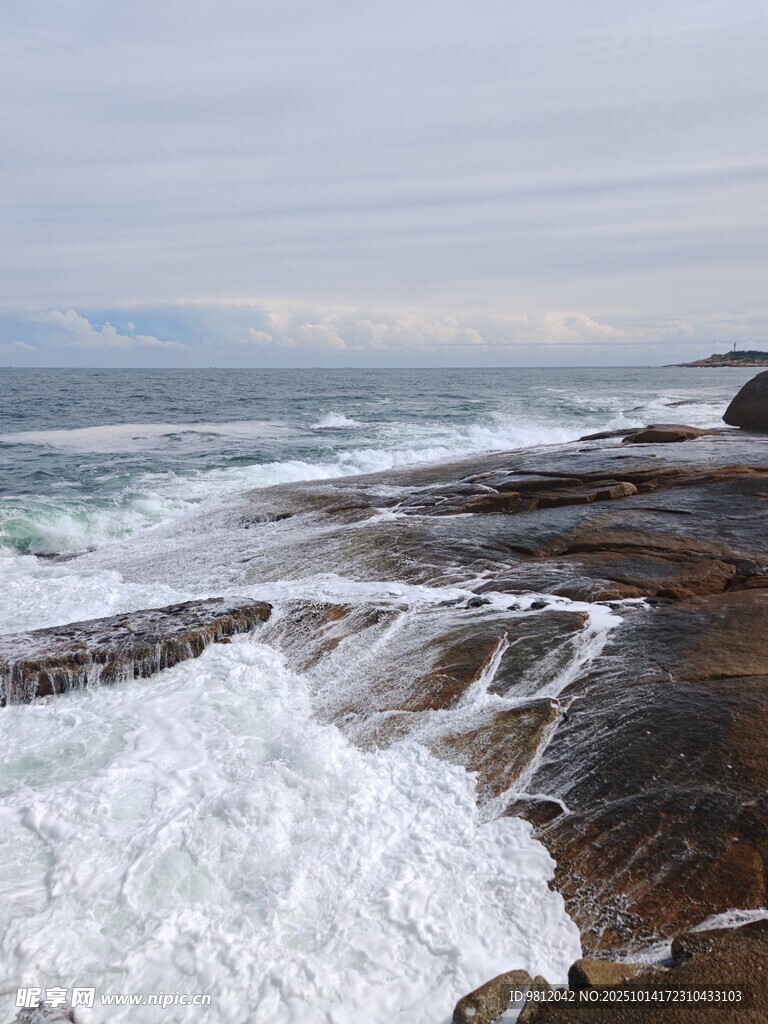 海浪拍打岸边礁石景观