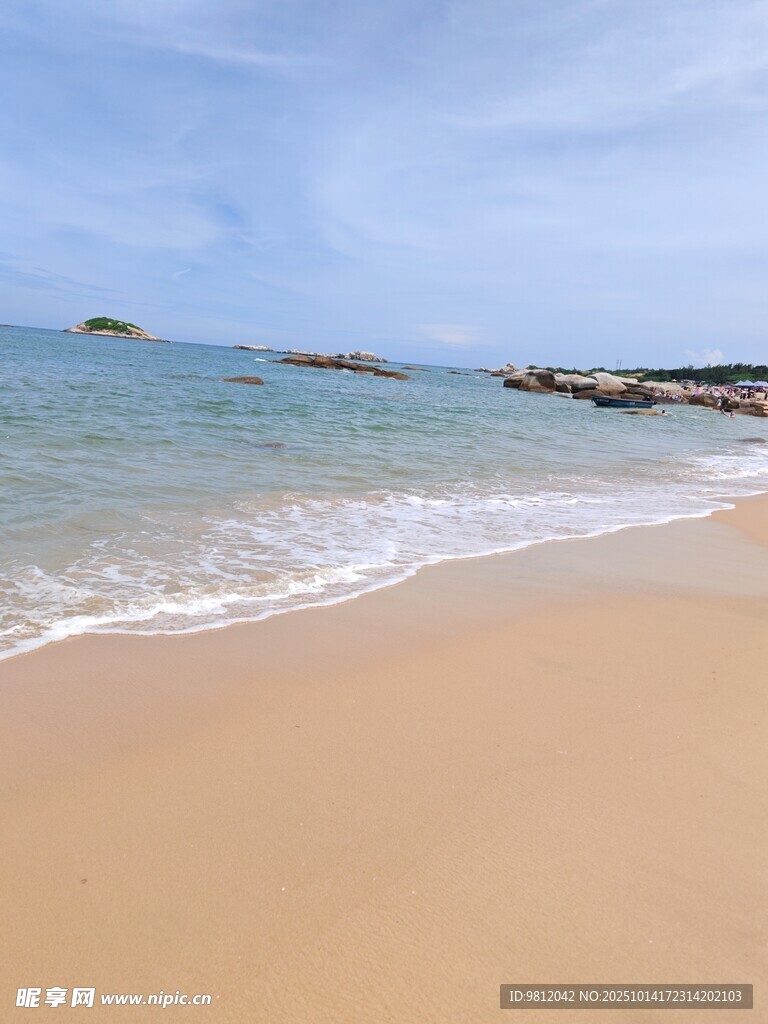 美丽沙滩与湛蓝大海