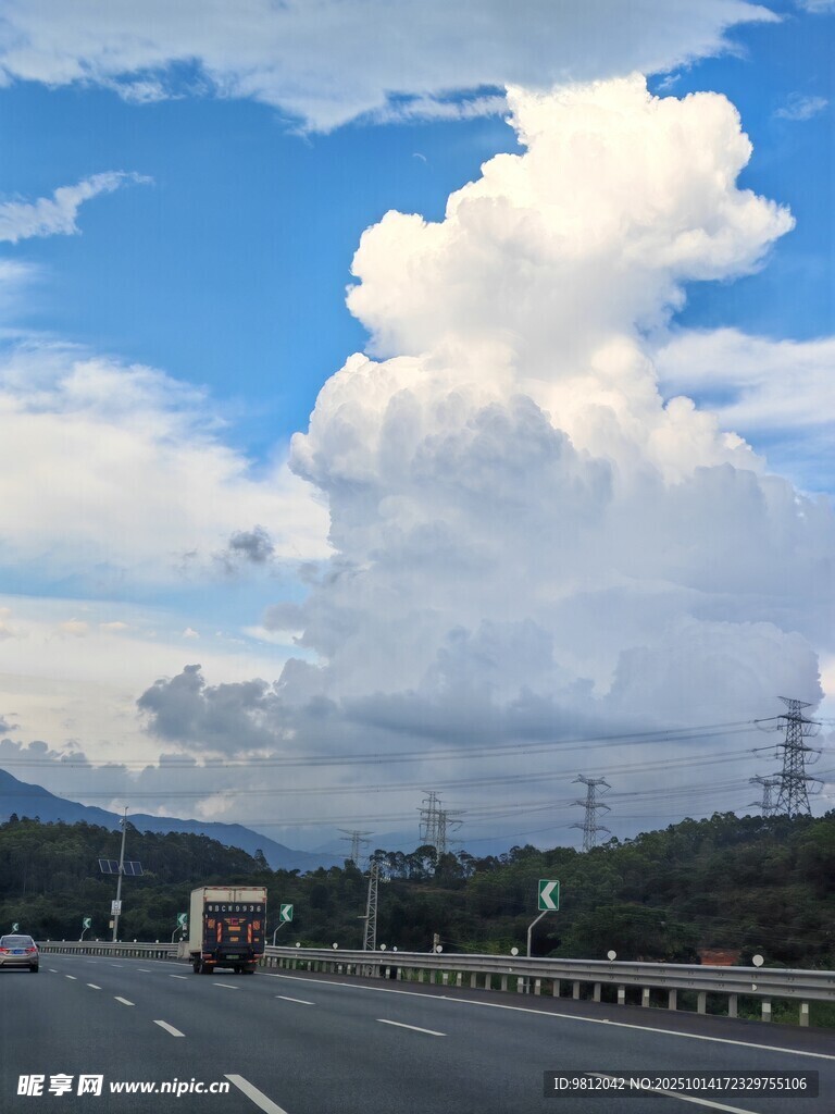 公路上的壮丽蓝天白云景
