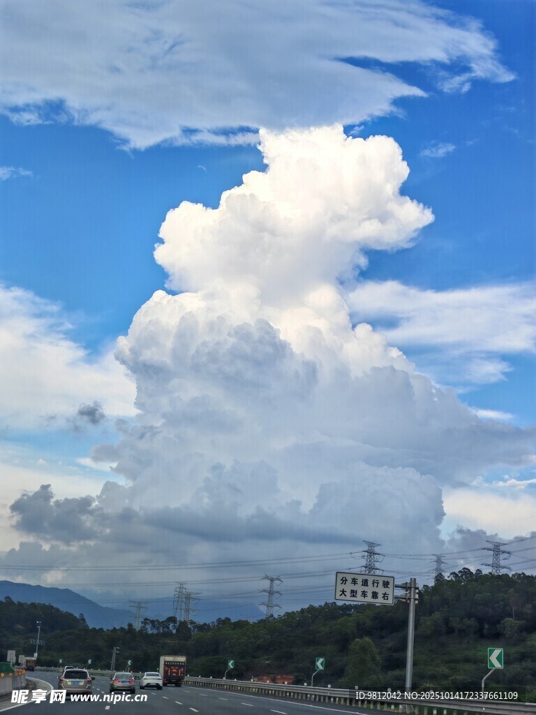 蓝天白云下的开阔景致