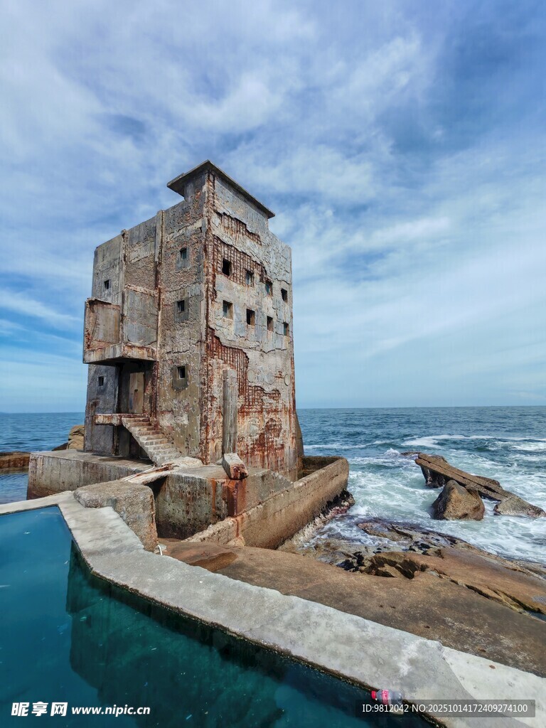 海边古老建筑与泳池景观