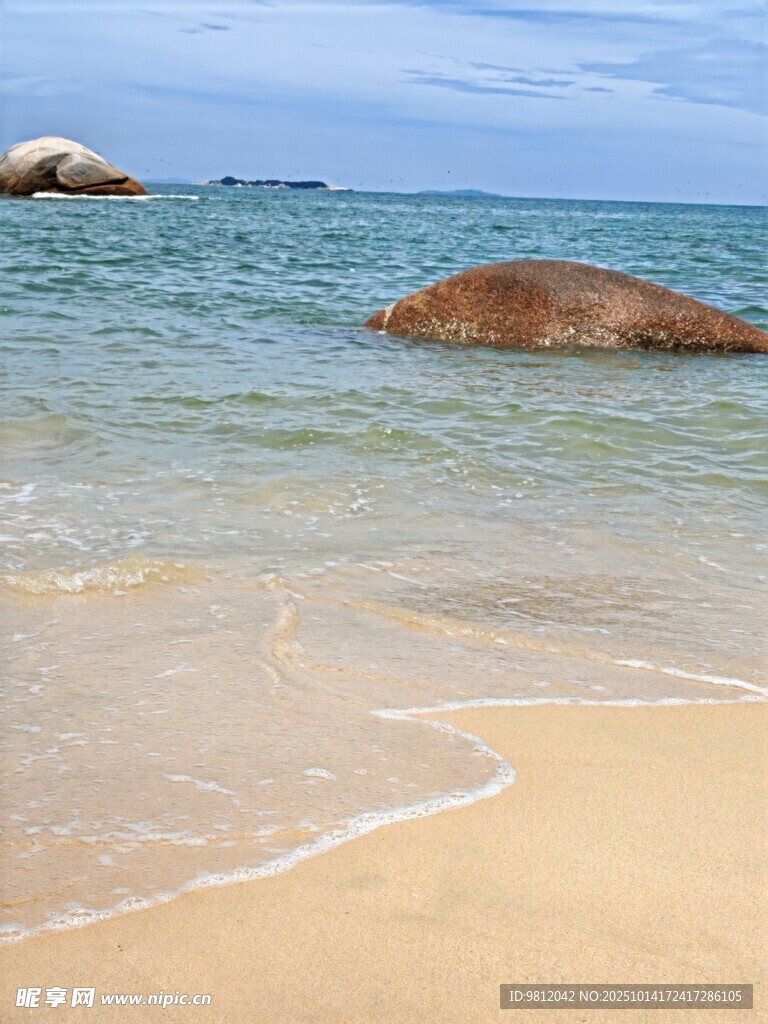 美丽海滩  海中巨石