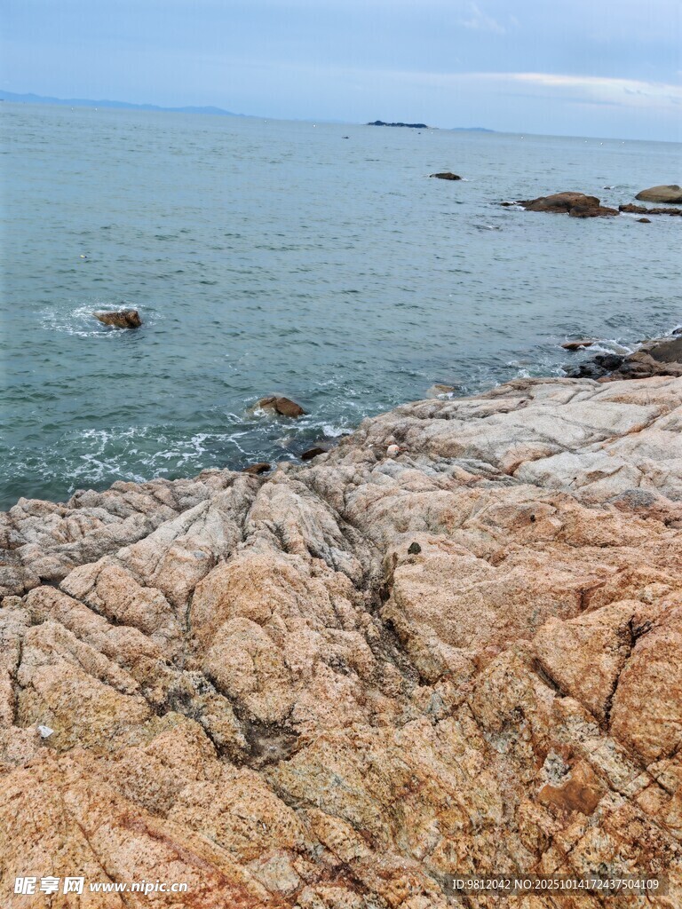 海边 嶙峋岩石  辽阔海面