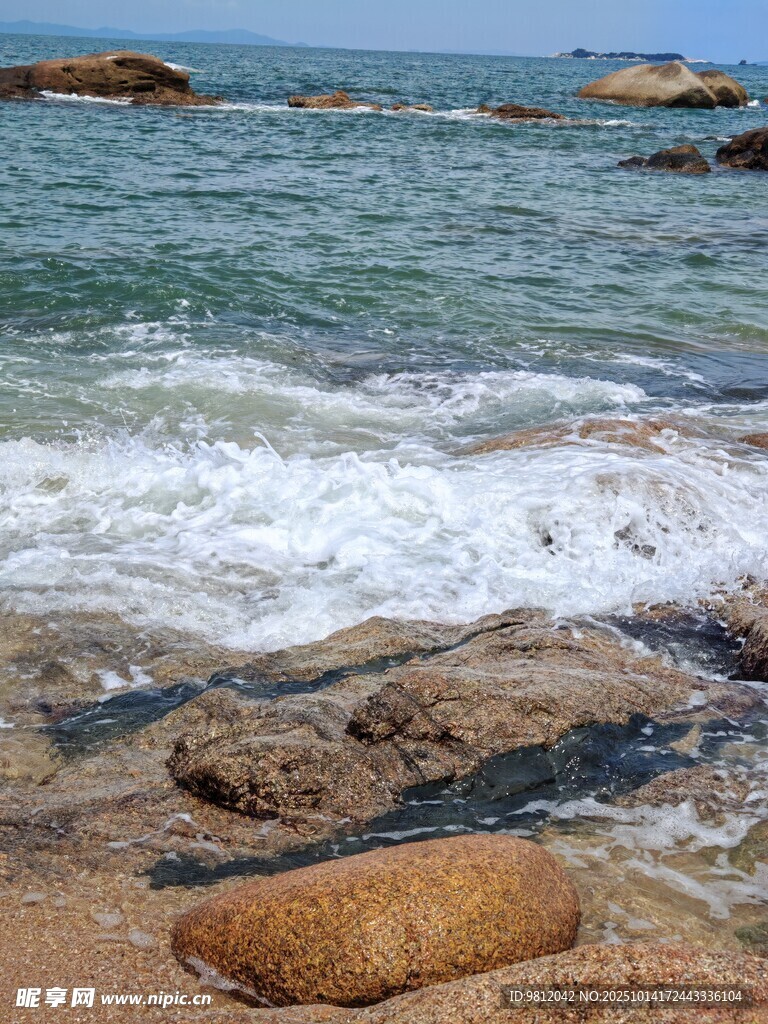 海边 礁石  翻涌的浪花