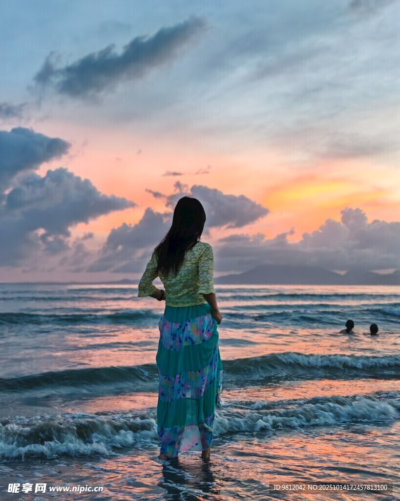 海边女子赏绝美日落风景
