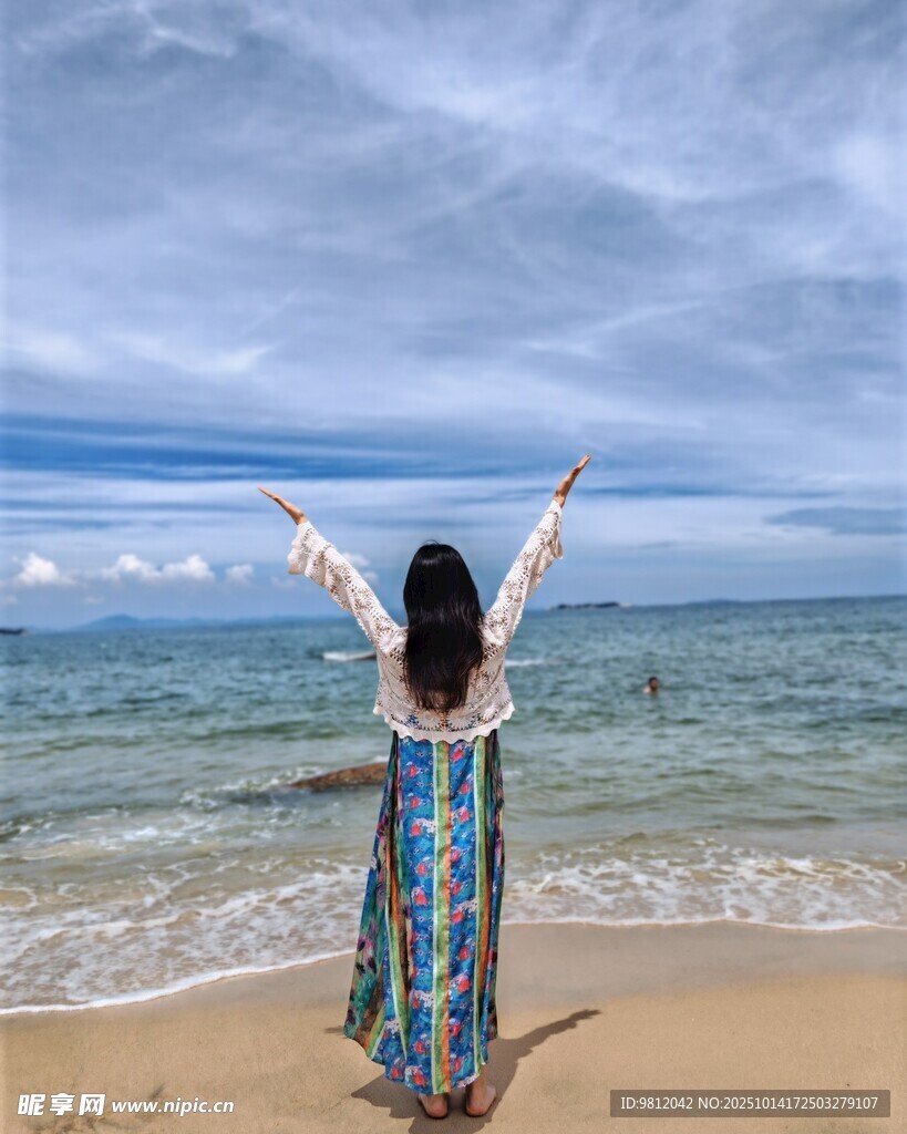 海边 女子 舒展双臂 迎海风