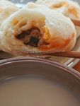 美味肉馅包子配热饮