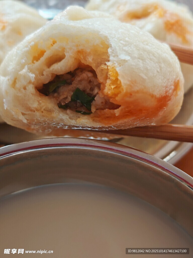 美味肉馅包子配热饮