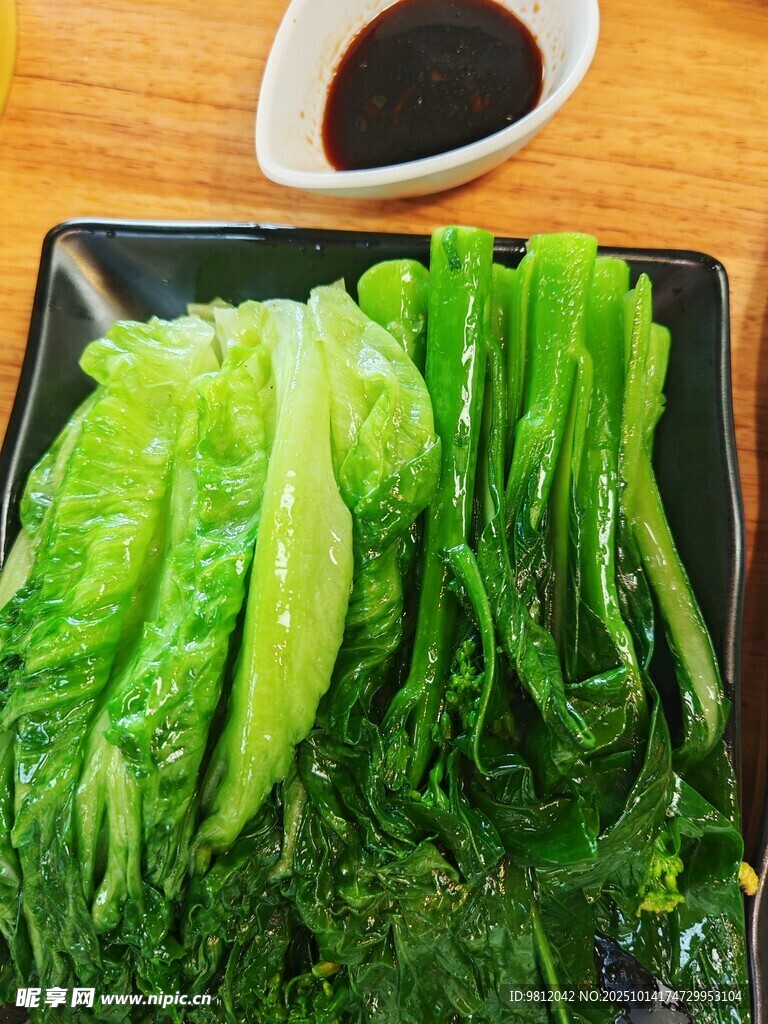 鲜嫩青菜配蘸料