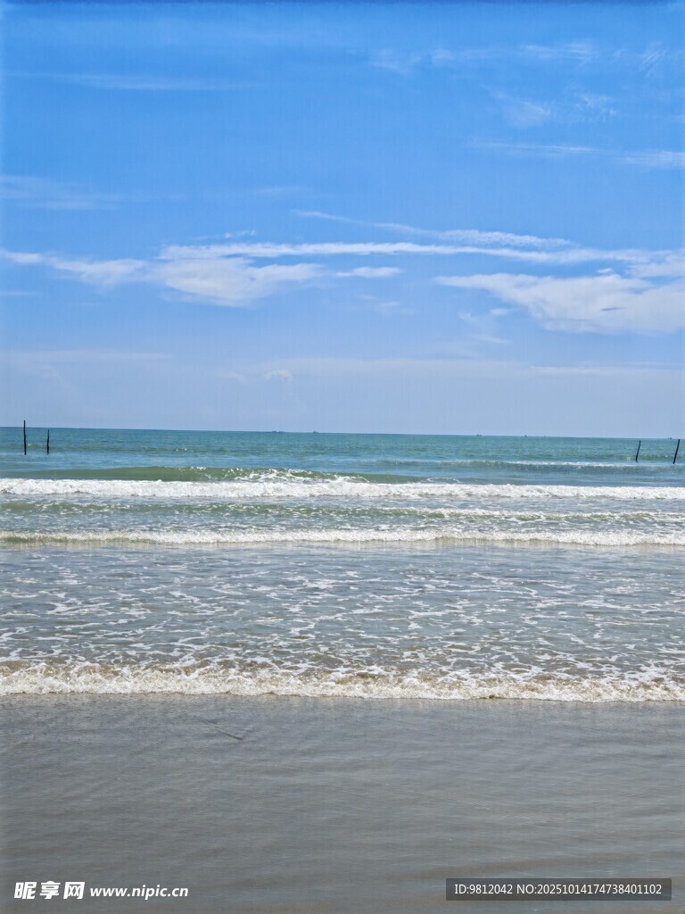 美丽海滩 蓝天白云海浪 浪花