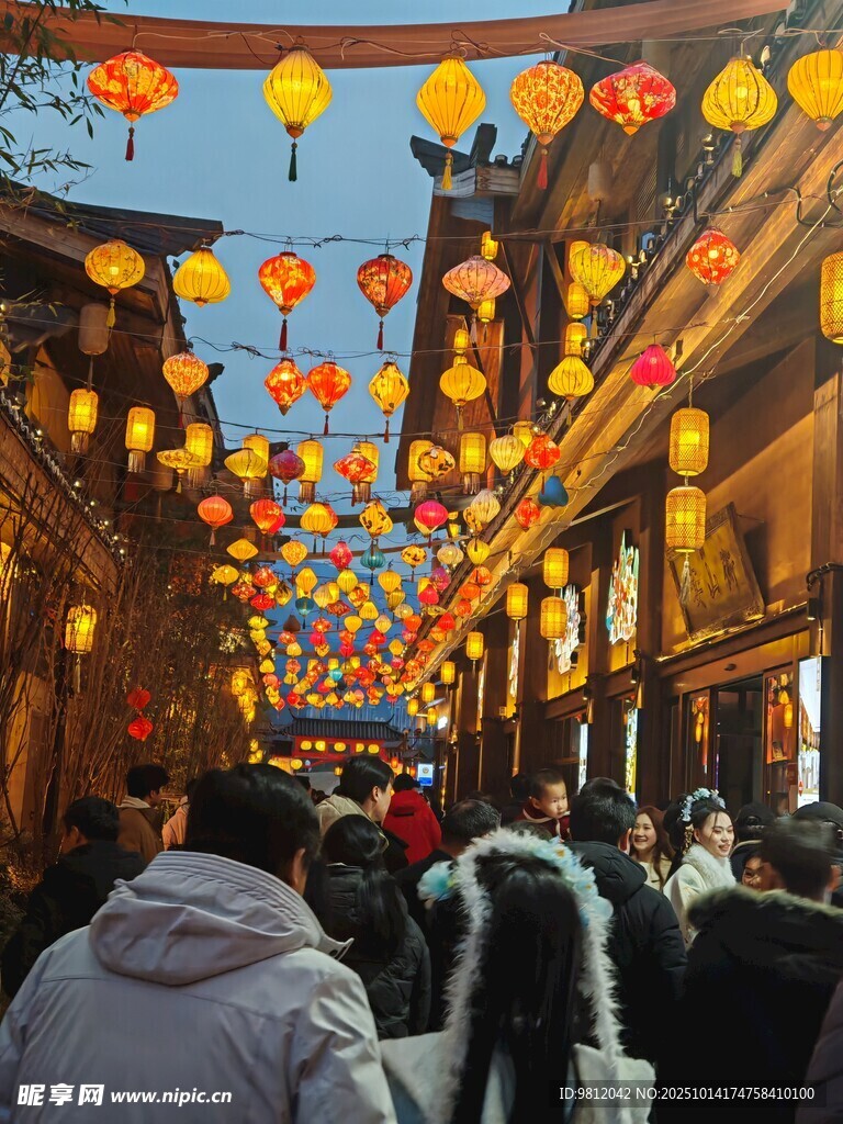 古街灯笼下的热闹人群