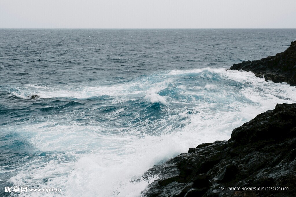 海浪拍击岸边岩石