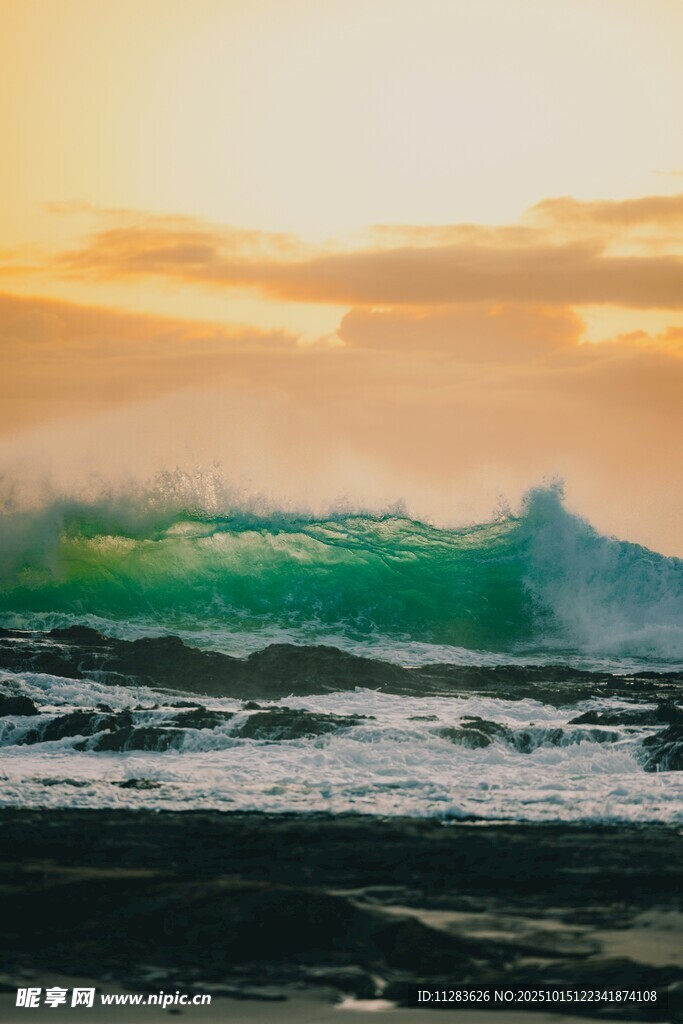 夕阳下的壮美海浪景观