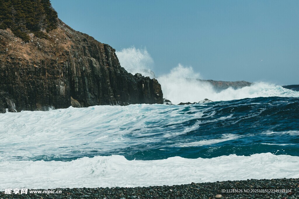 海浪拍岸的壮阔海岸景象