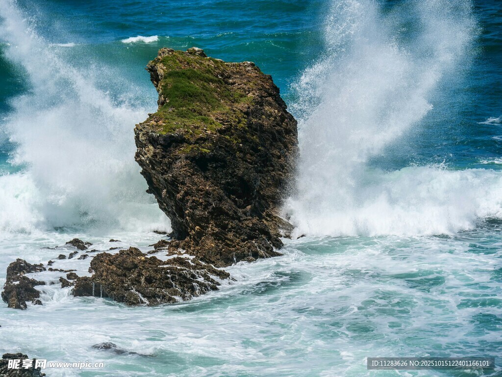 海浪拍击海中礁石