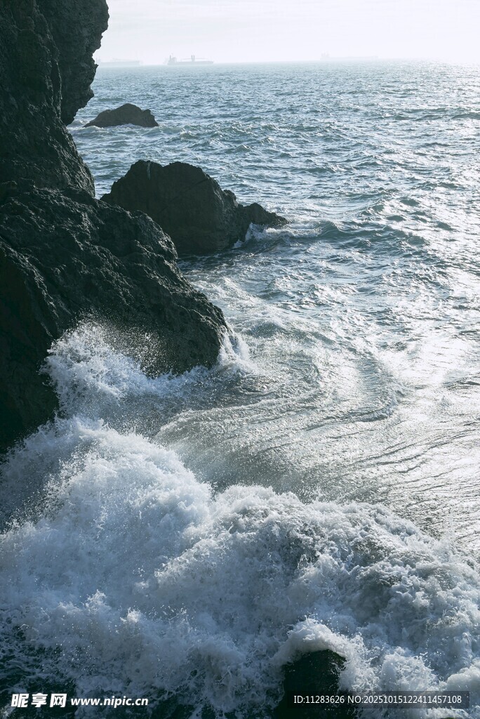 海浪拍击岸边礁石