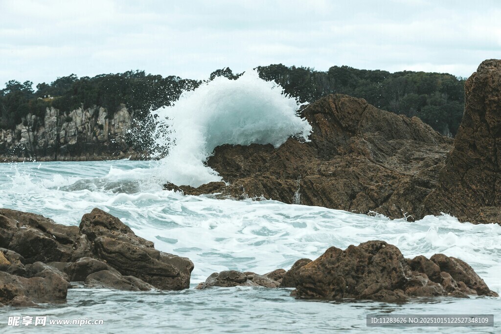 海浪拍击礁石壮观景象