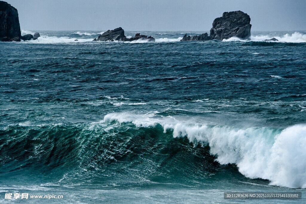 海浪拍打礁石的壮阔海景