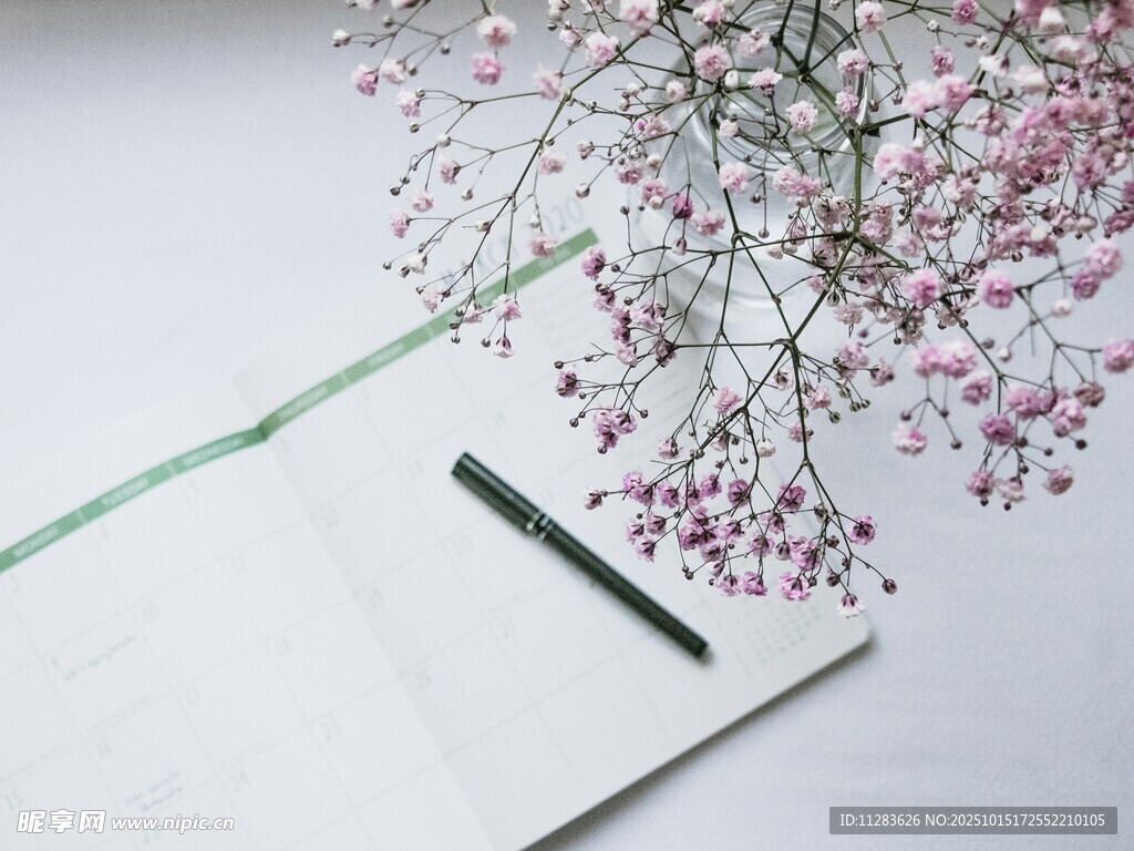 简约桌面的纸笔与花饰