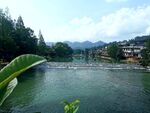 宁静河畔的乡村秀丽风光