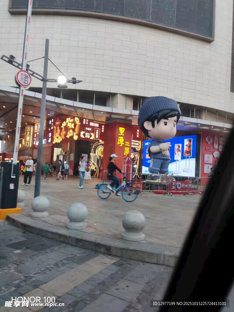 城市街道店铺夜景